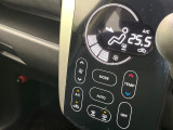 【オートエアコン】一度お好みの温度に設定すれば、車内の温度を検知し風量や温度を自動で調整。暑い&hellip;寒い&hellip;と何度もスイッチ操作をする必要はありません。快適な車内空間には必須の機能ですね♪