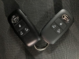 スマートキーを装備しています☆カギをカバンやポケットに入れて頂いた状態でドアロックの開閉やエンジンスタートをして頂けますよ!とても便利な装備です!
