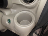 運転席と助手席にはドリンクホルダーがあります。取りやすい位置にありますからドライブも楽しくなりますね!