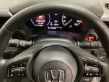 ステアリングホイール・後ろの減速セレクターは、左右に取り付けられた2つのパドルスイッチで減速の強さを調整。 左側の「-」を操作すると減速を強く、右側の「+」を操作すると減速を弱くすることができます。