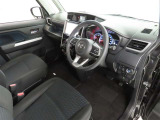 シンプルで使いやすいデザインの運転席です。