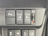 【両側スライドドア】駐車場で隣の車との間隔が狭く乗りにくい時、スライドドアなら安心!ドアオープン時も幅を取らず、開口部が広いので乗り降りがとっても簡単です。大きな荷物の出し入れも後席から可能♪