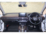 操作性に優れた運転席となります!小物入れや各ボタンの配置にこだわり、使いやすいです!座り心地もよく視認性も良好なのでロングドライブもお任せ下さい!