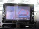 アラウンドビューモニターも装備しております。ご覧のように車体を真上か見たような映像なので、車庫入れの苦手なお客様ももうご心配いりません。