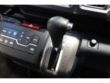 インパネシフトだから視線の移動も少なく足元もスッキリ♪運転席もゆったりしているのでゆとりを持ってドライブできますね!