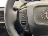 ステアリングスイッチ付きで、運転中に視線を前に向けたまま操作できます。