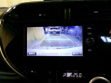 バックモニター付。車両後方の映像をナビ画面に表示し、駐車などの後退操作をサポートします。