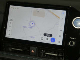 【10インチ純正ナビ】純正ナビを装備。タッチパネル式で使いやすく、詳細地図により目的地をピンポイントで設定できます。初めての道でも迷いにくく、ロングドライブも快適ですよ♪