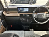 すっきりした運転席周りにはナビやエアコンの操作パネルを設置しておりますので、お一人での運転でもご安心できます。