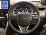 握りやすいステアリングで運転しやすいです。