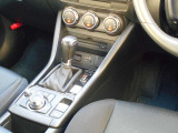 【オートブレーキホールド】停車中にブレーキペダルから足を放しても、ブレーキを自動的に制御して、車両の停車状態を保持する機能です。信号待ちなどの停車時に運転者の負担を軽減します。
