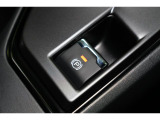 電動パーキングブレーキを採用。指で軽く引き上げればパーキングブレーキが掛かり、押すと解除ができます。