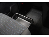 運転時の靴などを収納するときに便利な助手席シート下の収納スペースです。