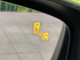 【ブラインドスポットモニタリング】走行中、ドアミラーの死角になりやすい箇所に後続車が接近するとサイドミラー付近に警告を表示、ドライバーに注意喚起をしてくれます。