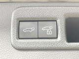 【パワーバックドア】スマートキーや運転席のボタンを押すだけでリアゲートが自動で開閉します!荷物を持っている時や、高い位置にあるバックドアを閉める際に便利な機能です♪