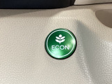 ECON モードをON にするとアクセルペダルの動きに対するエンジンの反応とエアコンの制御を切り換えることで、燃費のいい運転をするドライバーがペダルを踏んだ時と同じようにエンジンを制御します。
