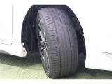 タイヤサイズ 225/40R18。 京都トヨタにてこの車をご成約のお客様に限り、タイヤ4本を当社指定【新品】タイヤに交換します。