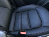 【運転席シート】へたりがちな運転席も大きなへたりがなく、綺麗な状態です。