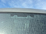 2つのカメラで前方の車両や歩行者を検知し、衝突のおそれがあると判断すると、ブザー音やメーター内の表示で警告。衝突の可能性が高まると、自動でブレーキをかけ、衝突の回避または衝突時の被害軽減を図ります。