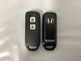 スマートキーを装備しています。鍵を差し込むことなくドアロックの開け閉めと、スタートボタン操作でのエンジンスタートができます。スペアキーも同じものを用意しております。