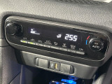 【オートエアコン】一度お好みの温度に設定すれば、車内の温度を検知し風量や温度を自動で調整。暑い&hellip;寒い&hellip;と何度もスイッチ操作をする必要はありません。快適な車内空間には必須の機能ですね♪