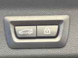 ●電動リアゲート:ワンタッチでリアゲートの開閉ができ、荷物などで両手が塞がっている状態でも簡単に開閉ができる便利機能です。