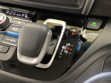 ハイブリッド専用セレクトレバーです。シフトチェンジを電子信号で送信するセレクトレバーを採用していますので、軽快でスマートな操作を楽しめます。