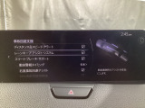 カメラが車線を認識してはみ出しそうになるとステアリングアシストが介入するレーン・キープ・アシストシステムを装備しております。お好みで作動・非作動の設定も可能です。
