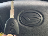 【キーレス】少し離れた場所からでもボタン一つでドアの開錠・施錠ができるのでとっても便利!ドアの鍵穴周りに傷をつけることもありません♪
