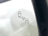 【ブラインドスポットモニター】走行中、ドアミラーの死角になりやすい箇所に後続車が接近するとサイドミラーのレンズに警告を表示!ドライバーに注意喚起をしてくれます。