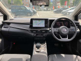 すっきりした運転席周りにはナビやエアコンの操作パネルを設置しておりますので、お一人での運転でもご安心できます。
