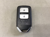 スマートキーを装備しています。鍵を差し込むことなくドアロックの開け閉めと、スタートボタン操作でのエンジンスタートができます。