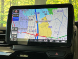 【大画面ナビ】人気の大型9インチナビを装備。存在感のある大画面はインパクト大!ナビ利用時のマップ表示は見やすく、テレビやDVDは臨場感がアップ!いつものドライブがグッと楽しくなります♪