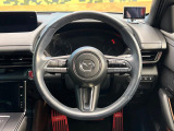 インテリアに合わせたデザインのステアリングは、運転される方のことも考え、運転しやすい形状、大きさです。是非一度、実際に触ってお確かめください。