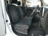 まるでソファのような運転席はほどよくホールド感のある形状をしておりますので、運転がしやすいです。