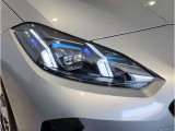【LEDヘッドライト】先進のLEDテクノロジーを採用。放射される白色光の周波特性は太陽光に近く、バイキセノン・ヘッドライトを上回るコントラストで更に明るく輝きます!