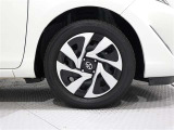 タイヤサイズは(185/60R15)でキャップ付きスチールホイールです。