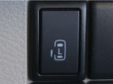 片側電動スライドドアのスイッチ付です。車内からもスイッチ一つで楽にドアの開閉が可能です。電動なので開閉時に力を使う必要がなく、半ドアになることもありません!