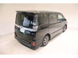 後部座席とリヤはプライバシーガラスになっています。座っている人や置いてある荷物が見えにくくなっているのでプライバシーの確保が出来ます。