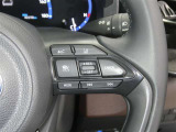 【レーダークルーズコントロール】(全車速追従機能付)付きです。車速に応じて追従支援してくれるので、ロングドライブも快適です。詳細は販売店スタッフまでおたずねください。