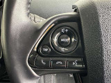 ステアリングスイッチ付き。前方から目を離すことなく操作することが可能です。