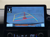 バックガイドモニター付きです。車の後方に小型カメラが付いており、バックする際の後方の様子をモニター上に表示します。