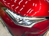 【[C-HR]ロゴ入りLEDヘッドライト】悪天候や夜間走行時も良好な視界を確保し安心して運転できる高輝度LEDヘッドライトを装備!点灯速度が早く、消費電力も抑えられています。