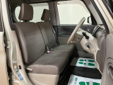 ベンチシート形状で足元も含め広々ゆったり座っていただけます。運転席側に装備してますセンターコンソールボックスを利用頂くとセパレートしてリラックス、ベンチにして開放的に2タイプお好みに合わせ使えます。