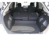 お荷物の量や乗車人数に合わせて使えるリヤシートは、ご覧のとおり倒すことで、広々したラゲッジルームで便利です。