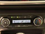 作動状態が一目でわかる液晶ディスプレイ付きAUTOエアコンを装備しています♪室内の温度を設定するとセンサーが室温を感知して、温度、風量を自動的にコントロ-ルして快適な空間を作ってくれます!