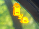 【ブラインドスポットインフォメーション】走行中、ドアミラーの死角になりやすい箇所に後続車が接近するとサイドミラー付近に警告を表示、ドライバーに注意喚起をしてくれます。