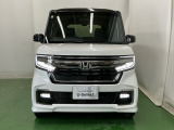 LEDヘッドライトを装備しています。LEDヘッドライトはとても明るく、雨の日や夜間走行も安全・安心です。オートライトコントロール付きで周囲の明るさに応じて自動で点灯・消灯します