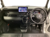 車内は光触媒抗菌消臭施工済です。インパネ周りはスタイリッシュなデザインで機能や装備も充実しています。グローブボックスやカップホルダーのほかにトレーなどたくさんの収納スペースが付いています。