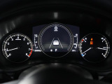 中央のメーターを軸とし、「左右対称」を意識してデザインされたメーターパネル。ドライバーへ中心軸を意識させ、「どこまでも走っていきたい」と思わせてくれるデザインです。